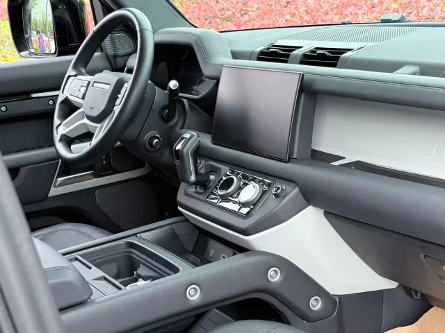 Land Rover Defender — Фото автомобиля 12