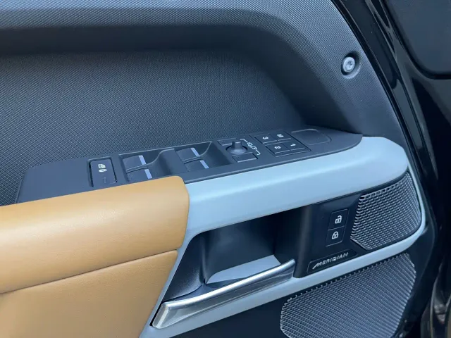Land Rover Defender — Фото автомобиля 17