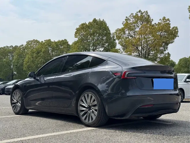 Tesla Model 3 — Фото автомобиля 10
