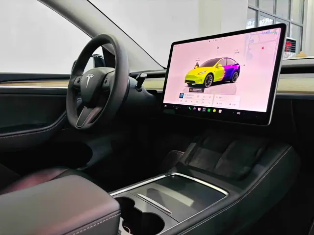 Tesla Model Y — Фото автомобиля 24