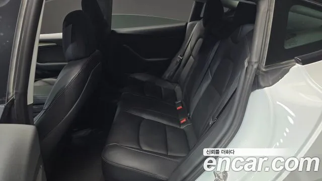 Tesla Model 3 — Фото автомобиля 12