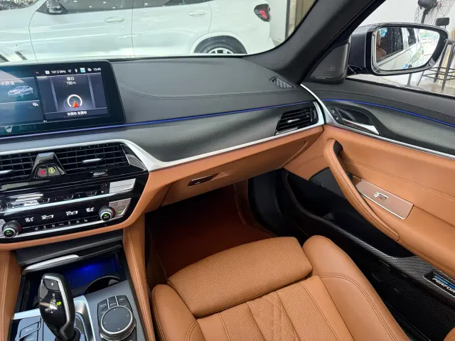 BMW 5 Series — Фото автомобиля 9