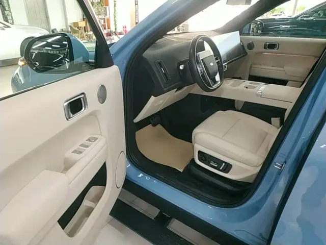 Li Auto L8 — Фото автомобиля 15