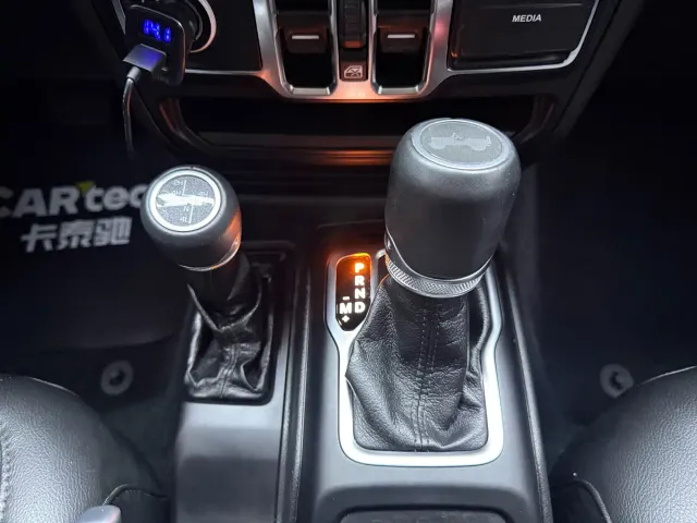 Jeep Wrangler — Фото автомобиля 11