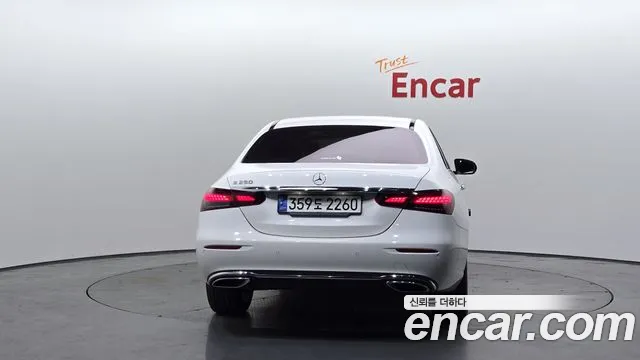 Mercedes-Benz E-Class — Фото автомобиля 4