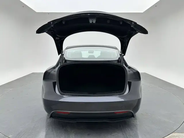 Tesla Model 3 — Фото автомобиля 21