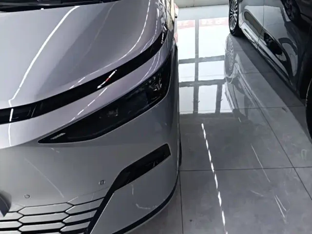 Xpeng X9 — Фото автомобиля 23