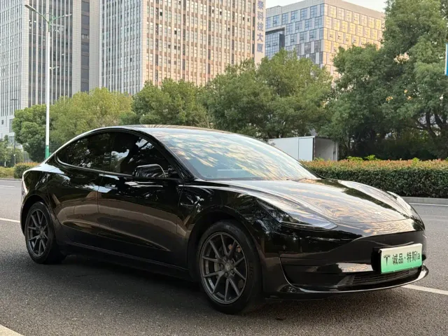 Tesla Model 3 — Фото автомобиля 7