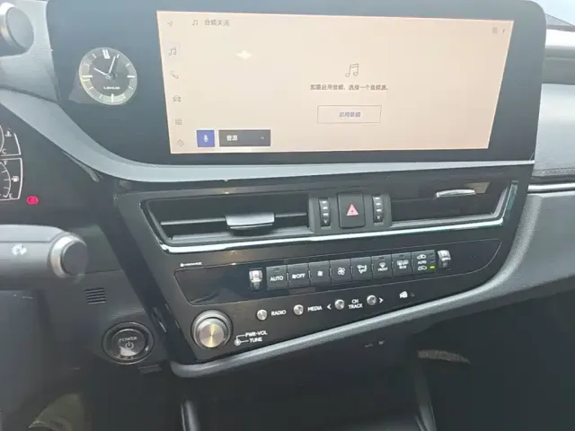Lexus ES — Фото автомобиля 12