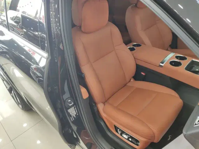 Li Auto L8 — Фото автомобиля 24