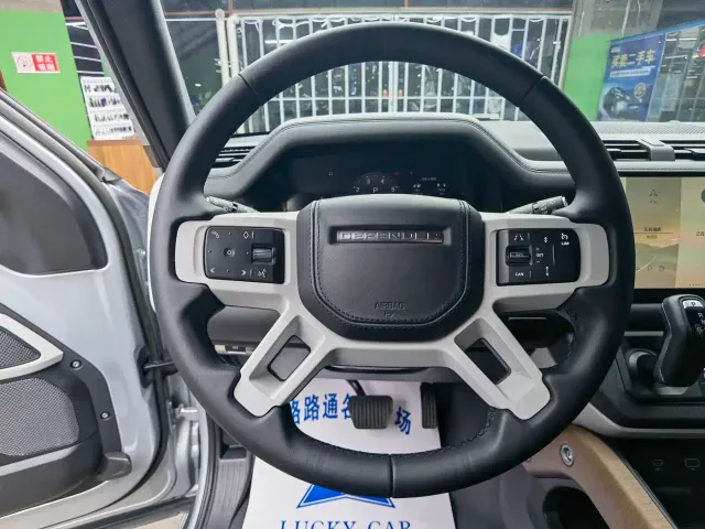Land Rover Defender — Фото автомобиля 10