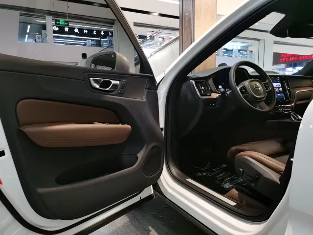 Volvo XC60 — Фото автомобиля 5