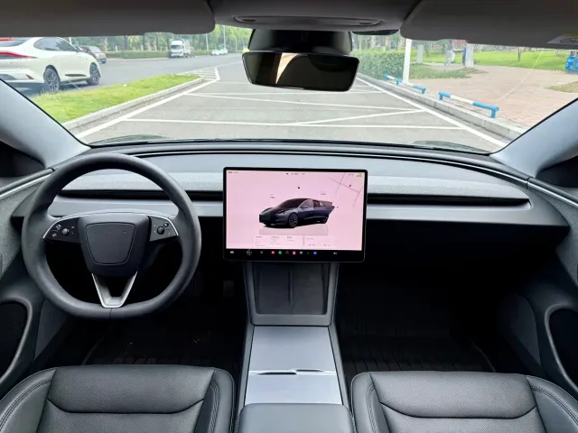 Tesla Model 3 — Фото автомобиля 10