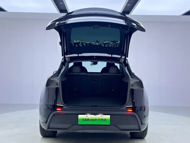 Tesla Model Y — Фото автомобиля 9