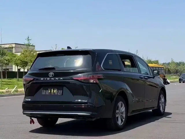 Toyota Sienna — Фото автомобиля 9