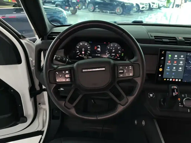 Land Rover Defender — Фото автомобиля 10