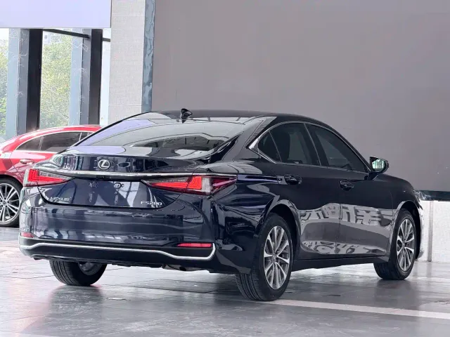 Lexus ES — Фото автомобиля 4