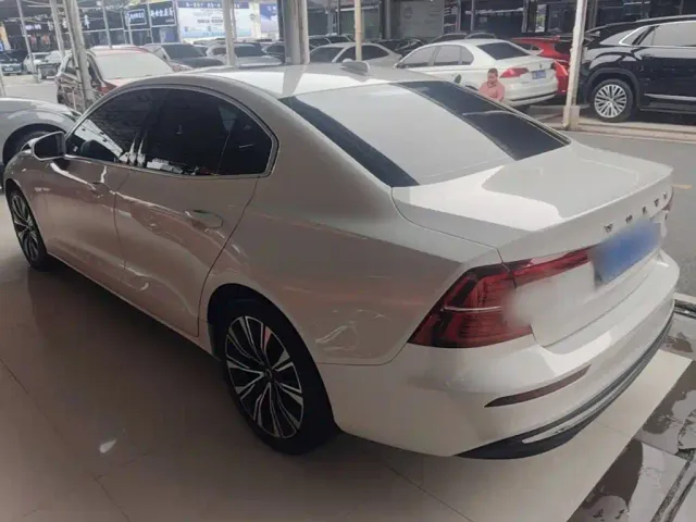 Volvo S60 — Фото автомобиля 4