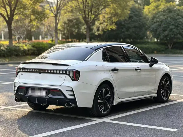 Lynk & Co 03 — Фото автомобиля 11