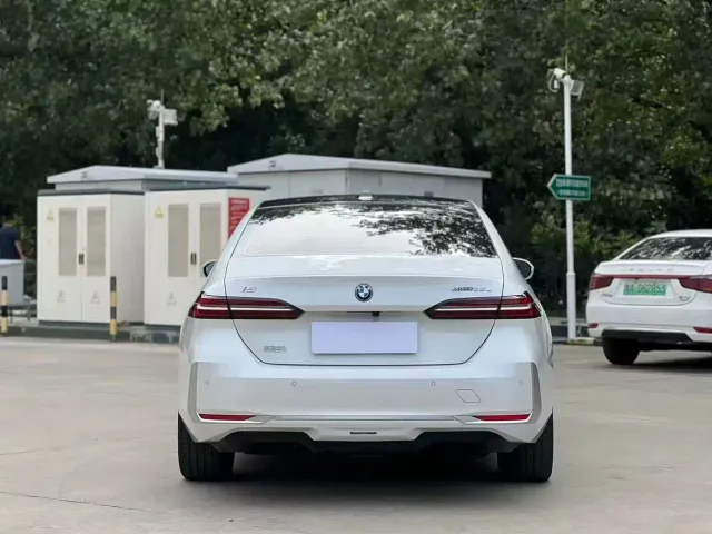 BMW i5 — Фото автомобиля 8