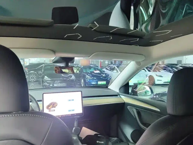 Tesla Model Y — Фото автомобиля 17
