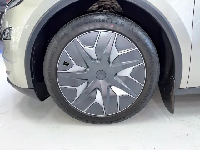 Tesla Model Y L — Фото автомобиля 21