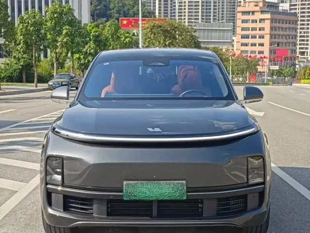 Li Auto L8 — Фото автомобиля 2