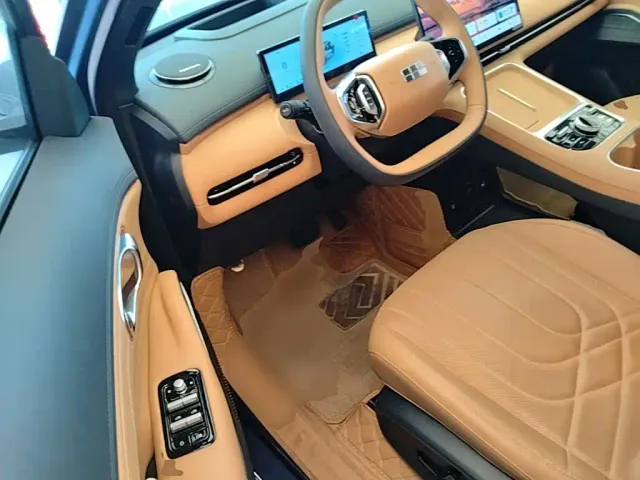 Geely Galaxy Starship 7 EM-i — Фото автомобиля 15
