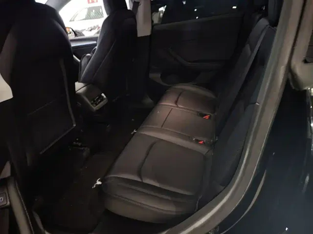 Tesla Model Y — Фото автомобиля 16