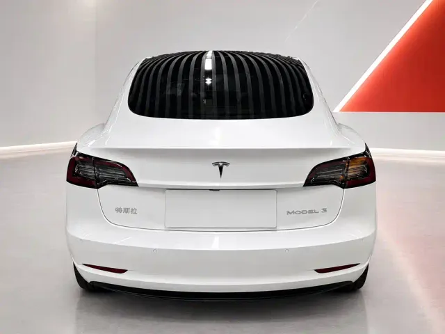 Tesla Model 3 — Фото автомобиля 5