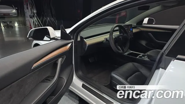 Tesla Model 3 — Фото автомобиля 10