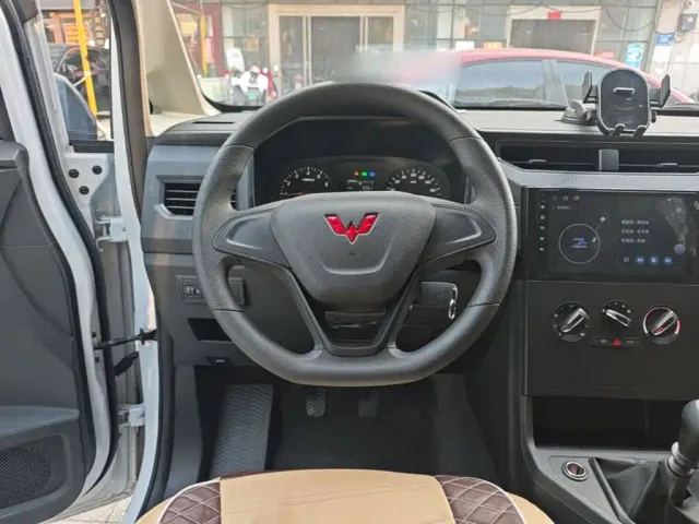 Wuling Hongguang Plus — Фото автомобиля 10