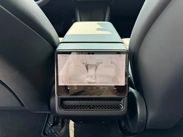 Tesla Model 3 — Фото автомобиля 12