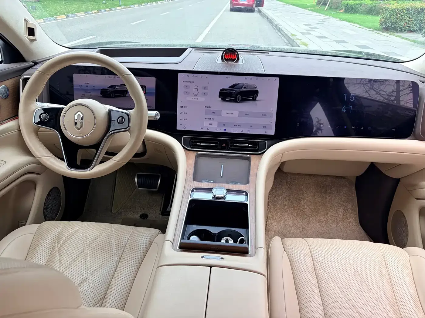 AITO Wenjie AITO M9 2024 Extended Range Ultra 42kWh 6-Seater — Фото автомобиля 10