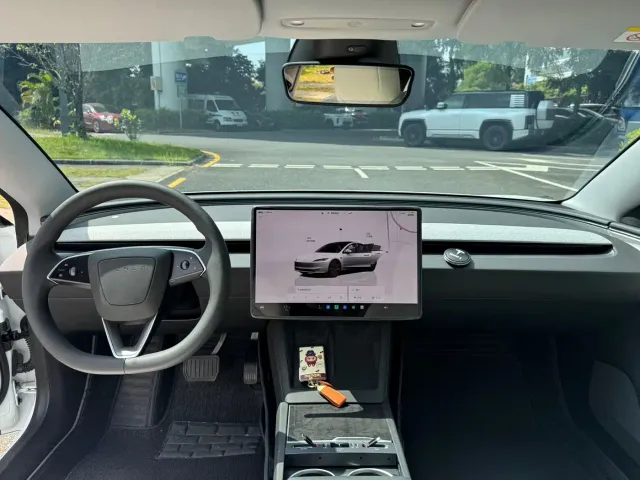 Tesla Model 3 — Фото автомобиля 4