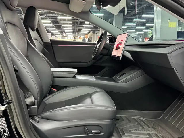Tesla Model 3 — Фото автомобиля 14