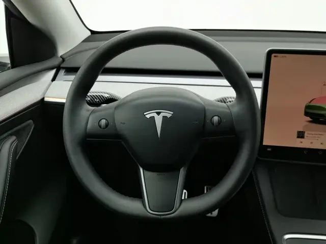 Tesla Model Y — Фото автомобиля 11