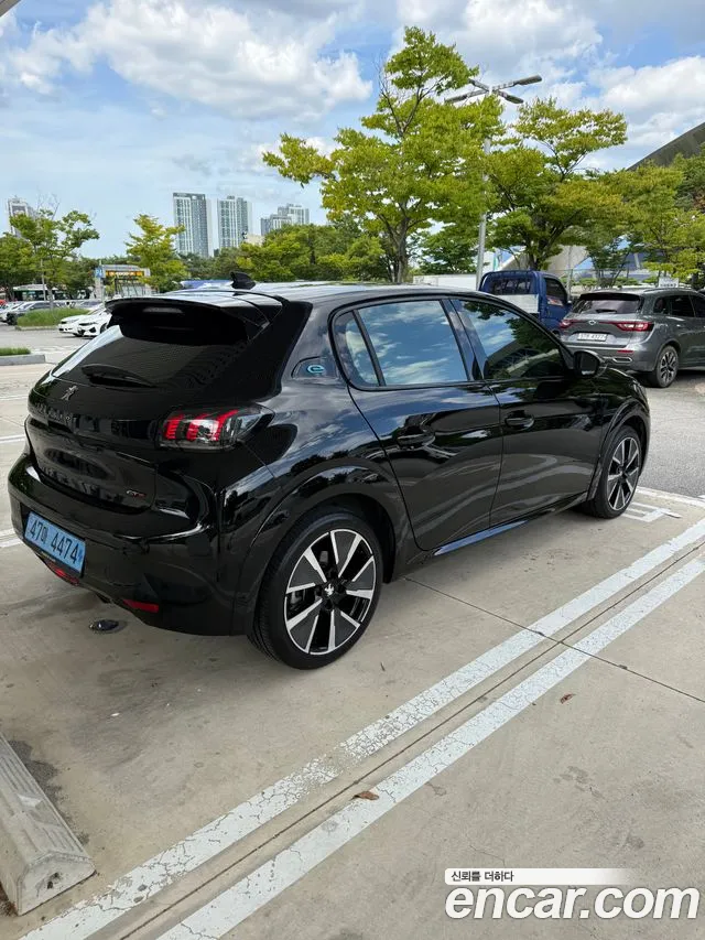 Peugeot 208 — Фото автомобиля 9