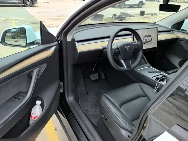 Tesla Model Y — Фото автомобиля 8