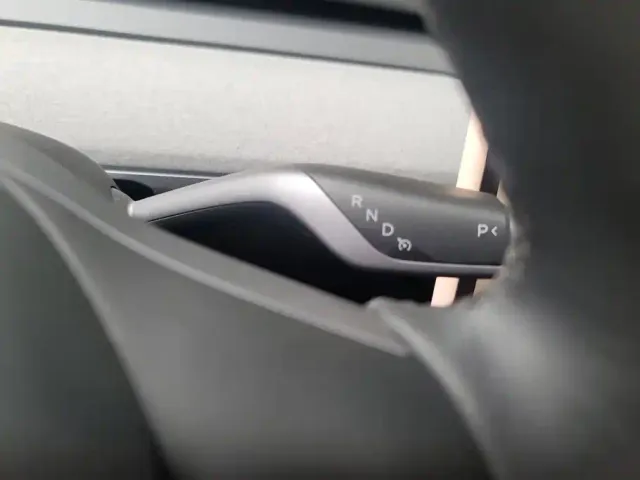Tesla Model Y — Фото автомобиля 16