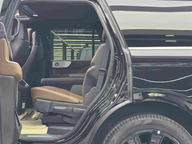 Lincoln Navigator — Фото автомобиля 9