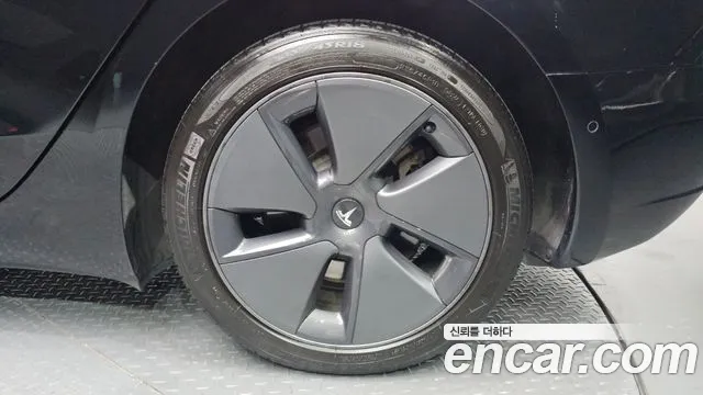 Tesla Model 3 — Фото автомобиля 6