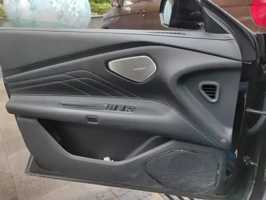 Lynk & Co Lynk & Co 10 EM-P 2025 Facelift 240 AWD Ultra — Фото автомобиля 7