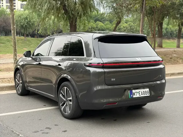 Li Auto L8 — Фото автомобиля 9