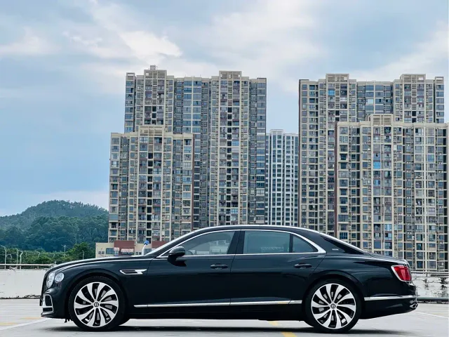 Bentley Flying Spur — Фото автомобиля 11