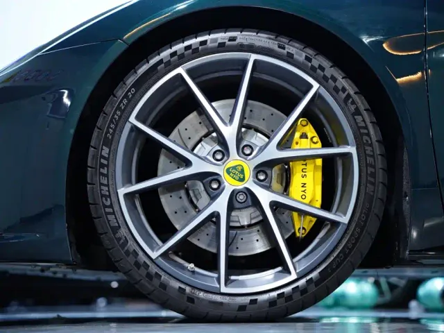 Lotus Emira — Фото автомобиля 14
