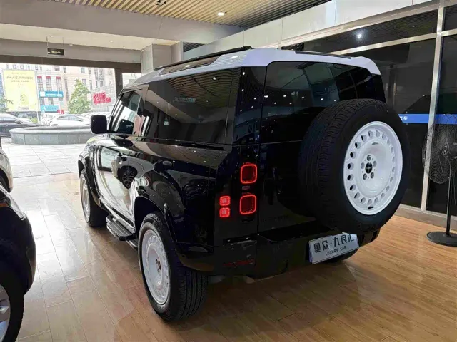 Land Rover Defender — Фото автомобиля 8
