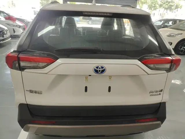 Toyota RAV4 — Фото автомобиля 5