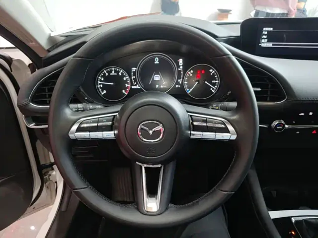 Mazda Axela — Фото автомобиля 10
