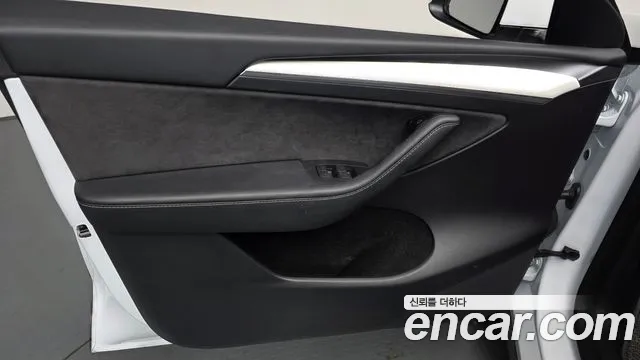 Tesla Model Y — Фото автомобиля 13